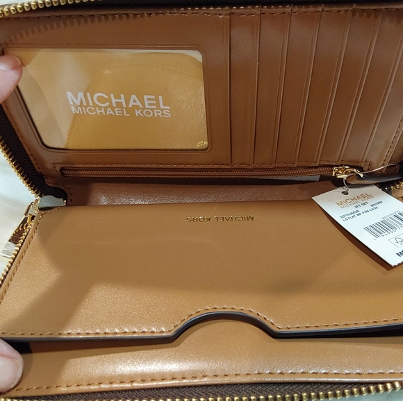 Signature Jet Set Flat Multifunction Phone Case/ wristlet - Picture 7 of 9